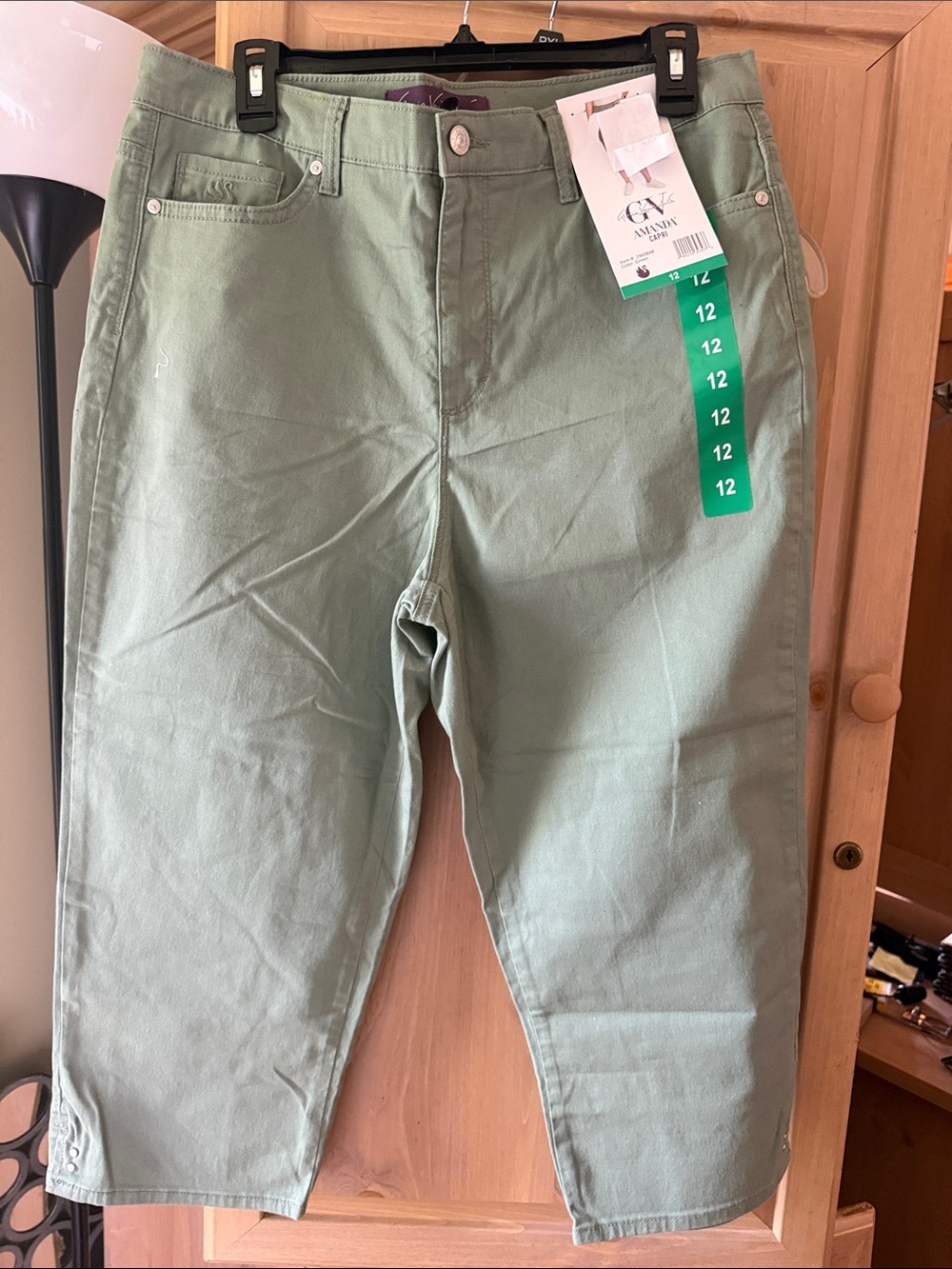 Gloria Vanderbilt ‘Amanda’ Capri Pants, Olive. Size 12